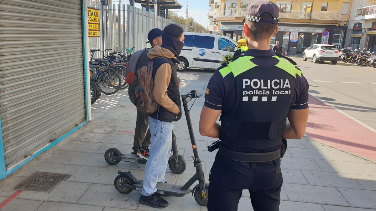 CalellaPolicia's tweet photo. ⚠️ Estem controlant que patinets i bicicletes circulin per on els correspon sense molestar els vianants. 

Cal evitar circular per la vorera o zones de vianants, anar en contradirecció o circular dues persones en un patinet. 

Cal respectar les normes. https://t.co/PQzGLDMZ7E