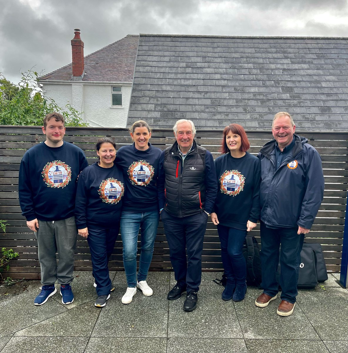 GowerGinCompany's tweet photo. It was such an honour to welcome Sir Gareth Edwards to our distillery today 🏉🏴󠁧󠁢󠁷󠁬󠁳󠁿

It was also a real pleasure meeting @owaingwynedd and the team from @HenoS4C 

The @TheGreatestTry gin has been an amazing project and we’ve loved every minute! https://t.co/2XxugCDoVt