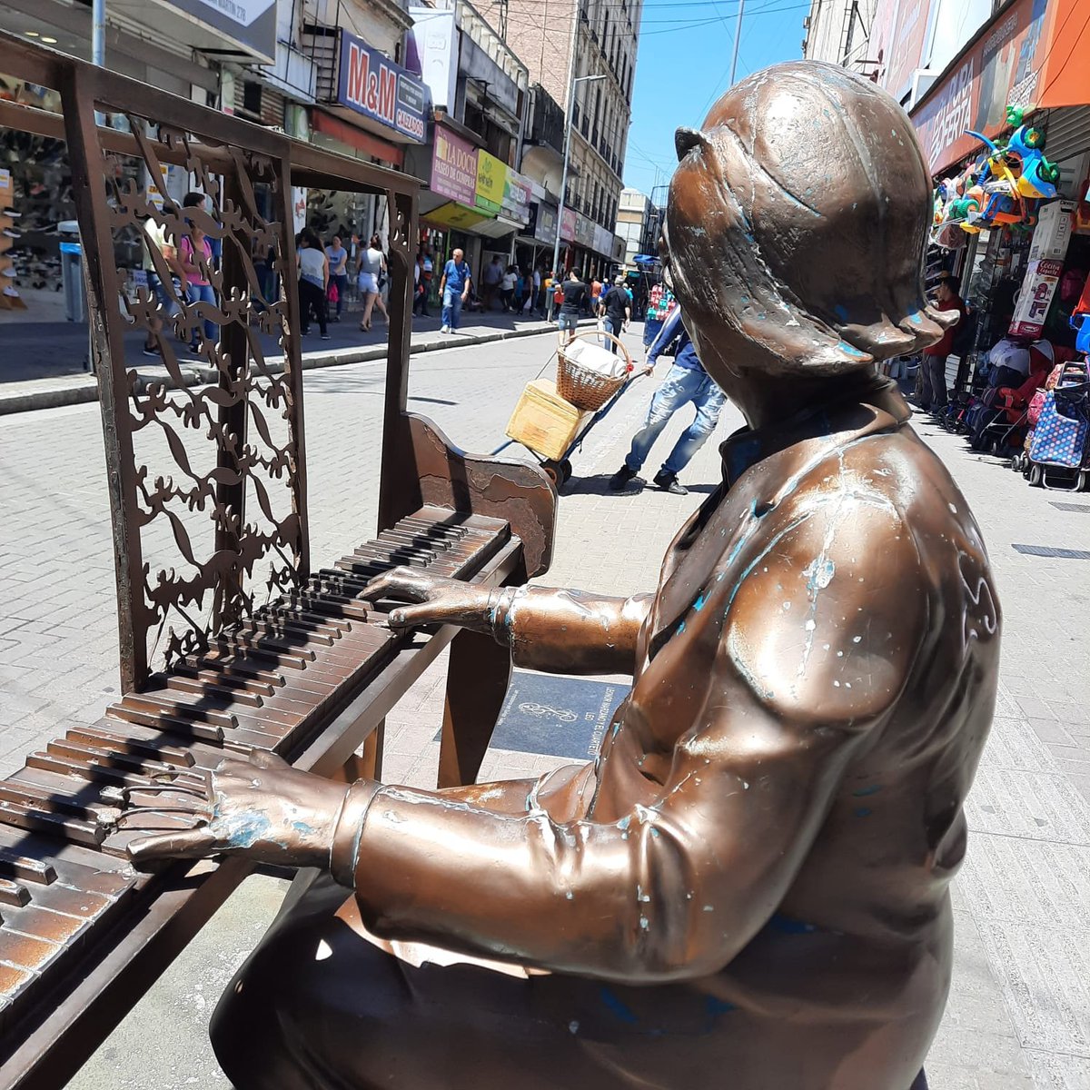 wsosaescudero's tweet photo. Decime que estas en Cordoba capital sin decirme que estas en Cordoba capital. La mano izquierda que dio nacimiento a un genero #tungatunga https://t.co/hWMzBrpGpG