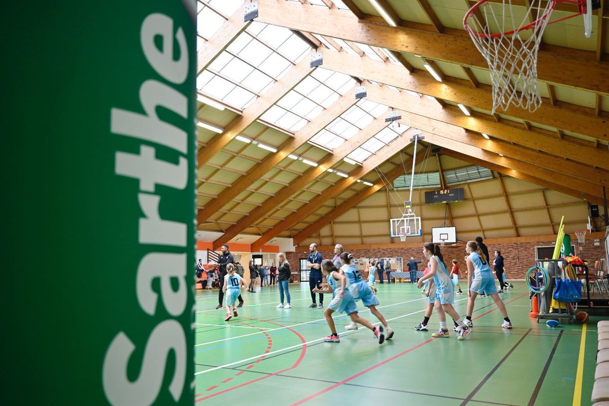 lasarthe_72's tweet photo. Des joueurs du @MSB_Officiel sont venus participer à l’entrainement des jeunes joueurs du club de basket de Ruaudin, en présence de Marie-Pierre Brosset et Samuel Chevallier, conseillers départementaux du canton, représentants Dominique Le Mèner, Président du #CD72. https://t.co/wk0i739nNN