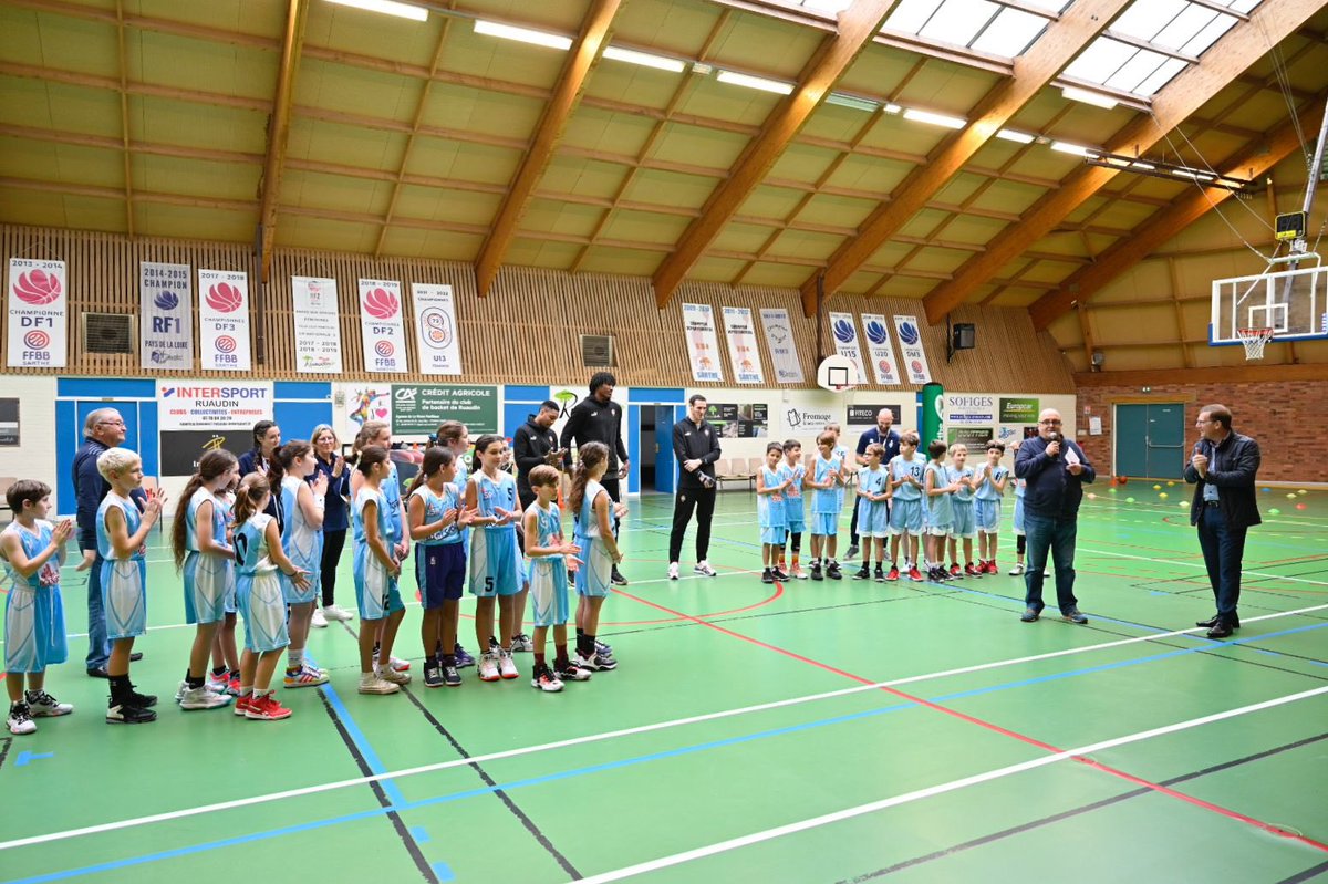 lasarthe_72's tweet photo. Des joueurs du @MSB_Officiel sont venus participer à l’entrainement des jeunes joueurs du club de basket de Ruaudin, en présence de Marie-Pierre Brosset et Samuel Chevallier, conseillers départementaux du canton, représentants Dominique Le Mèner, Président du #CD72. https://t.co/wk0i739nNN