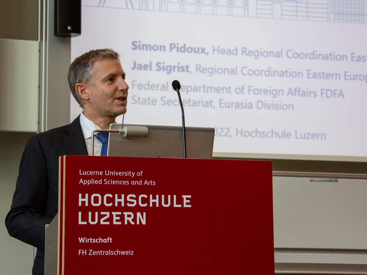 Wissenschaftliche #Konferenz an der @HSLU zu den möglichen Hürden, die die #Ukraine überwinden muss, um sich in die europäische Staatengemeinschaft zu integrieren. Simon Pidoux <a href="/SwissAmbURC/">Ambassador Térence Billeter</a>, begrüsst das Publikum an den Anlass der Hochschule Luzern - W. lnkd.in/e8AJCDvN