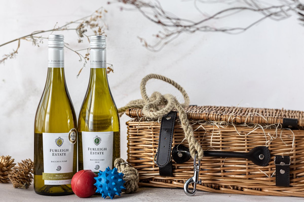I love this combination of Bridport-made keyring and dog lead plus Furleigh Estate wine.  Available from Furleigh website (See link in bio)

#christmas #christmasgiftideas #DogsofTwittter #wine #englishwine #hampers