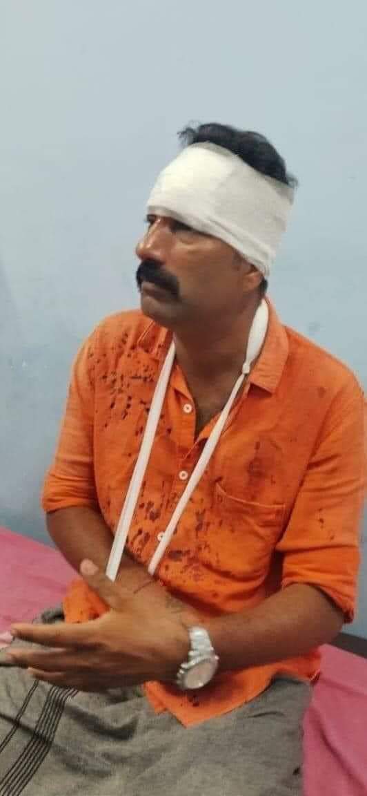 KAShaji123's tweet photo. Local fans of Christiano Ronaldo have roughed up E Deepak, a BJP-RSS cadre of Panoor in Kerala's Kannur, for damaging the national flag of Portugal, mistaking it as the flag of the Social Democratic Party of India, the political arm of banned PFI.
#SoccerMania https://t.co/znG5TbNOxb