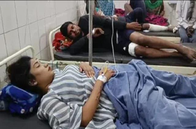 punjabkesari's tweet photo. भोजपुर में अपराधी हुए बेखौफः बर्थडे पार्टी के दौरान हुए विवाद में डांसर व सिंगर को मारी गोली, हालत नाजुक
https://t.co/OwlcpBDH7O
#BiharNews #BhojpurNews #fearlesscriminal #birthdayparty #goli #dancerandsinger #conditioncritical https://t.co/jN0ogtsnRA
