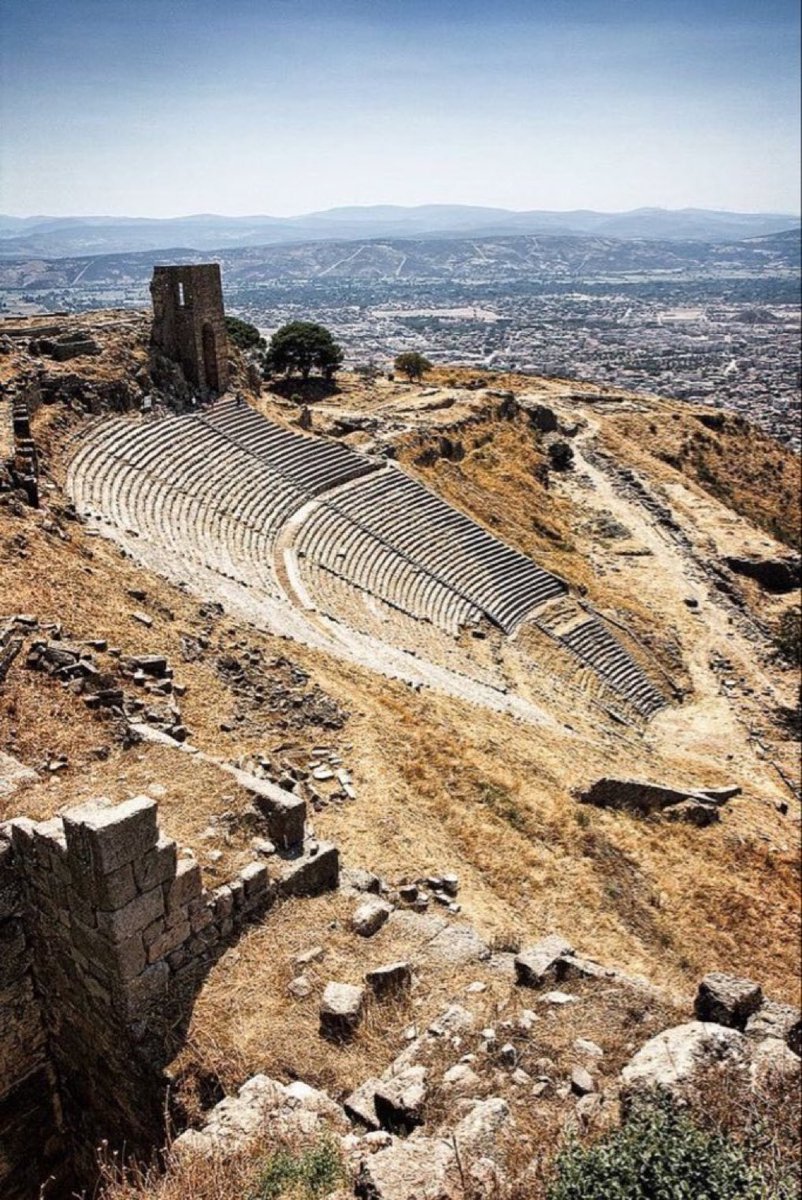 TuhafAmaGercek's tweet photo. Dünyanın en dik antik tiyatrosu olan “Pergamon Antik Tiyatrosu”. 🏛İzmir https://t.co/CeeqvP3HQP