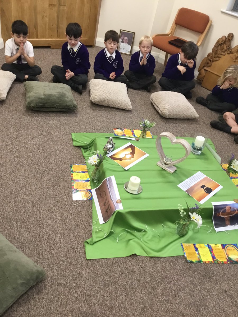 TheTrinityL5's tweet photo. Y1 Collective Worship discussing how God’s love will never end. #trinityre 💫🕯 https://t.co/19Ivc2cRK0