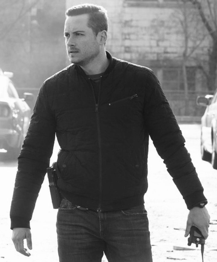 Denise45896375's tweet photo. In honor of Jay Halstead 💙 @jesseleesoffer #ChicagoPD https://t.co/GzjTBEKwSg