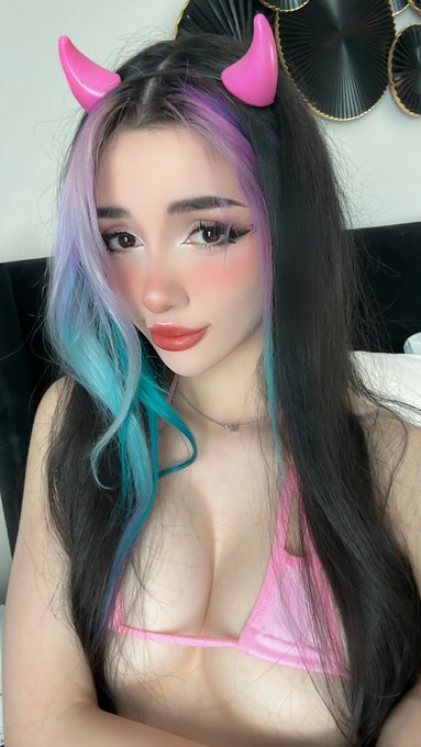 anime gf ? https://t.co/7LTI4t0lWz