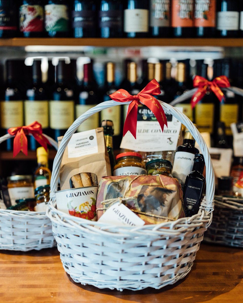 AventuraParkSq's tweet photo. It's time to start thinking about holiday gift ideas. @grazianos_group has the perfect gift basket for the holidays! 🎁  #holidaybaskets #holidaytreats #grazianosgroup #grazianos https://t.co/Pibsta2Mtn