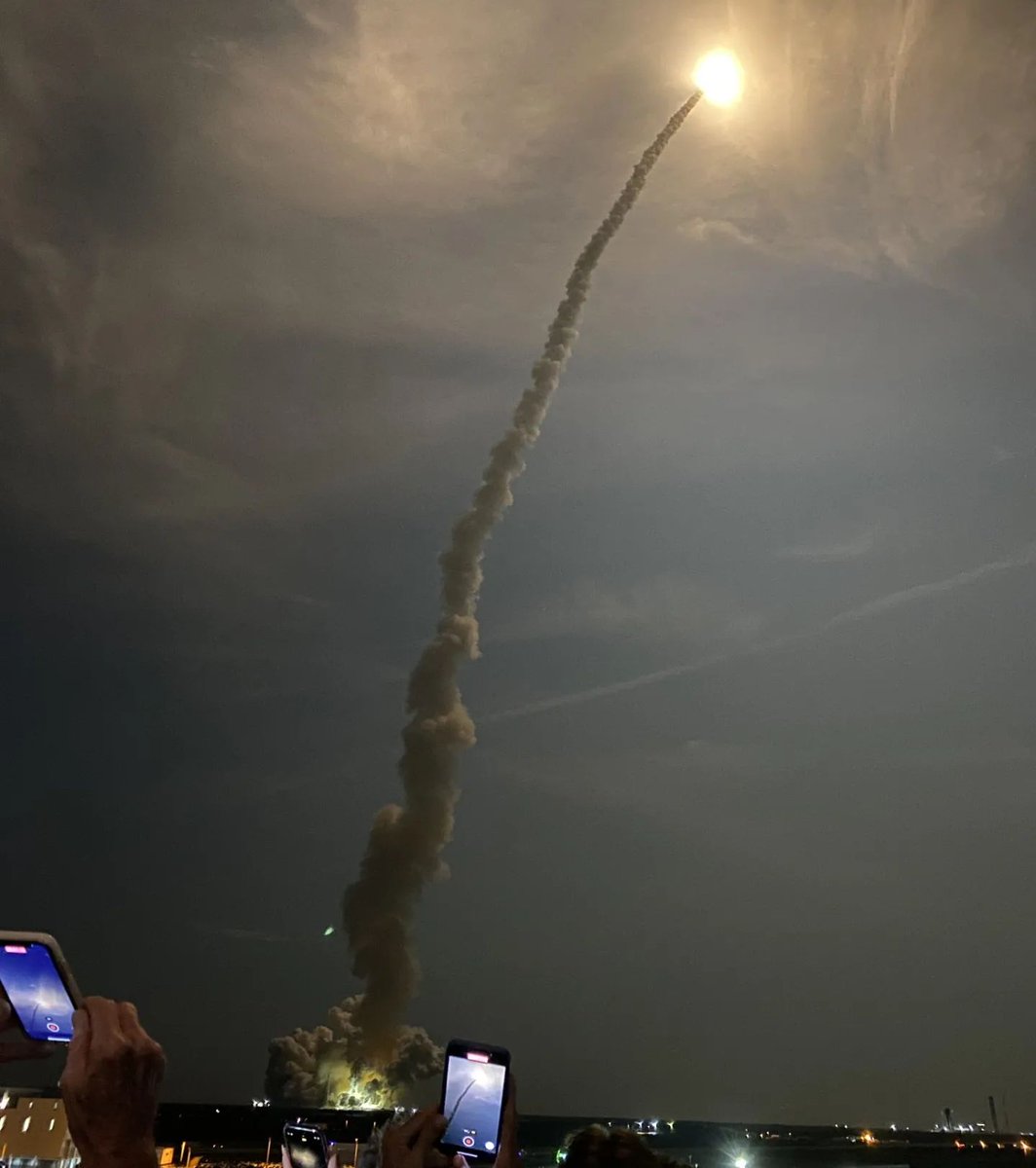 Aerodinv's tweet photo. Lanzamiento exitoso del Artemis I, oficialmente regresamos a la Luna. #Luna #Nasa #Artemis1 https://t.co/3wit4rFlaS
