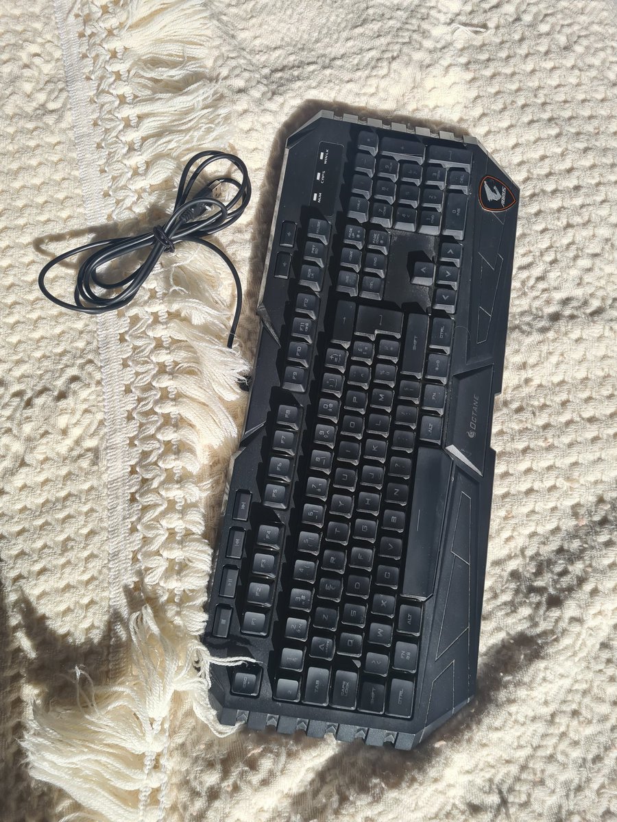 _2Llin_'s tweet photo. Je VENDS mon Clavier à 10e ! Je vous attends en DM si ca vous intéresse ! 

Sinon je vous met mon lien Vinted : 😁🌷
https://t.co/3fICo2QEU9

RT aprécié merci ! 😊 #GamingSetup #Clavier #gaming #Vinted https://t.co/XxIqTKIAXC