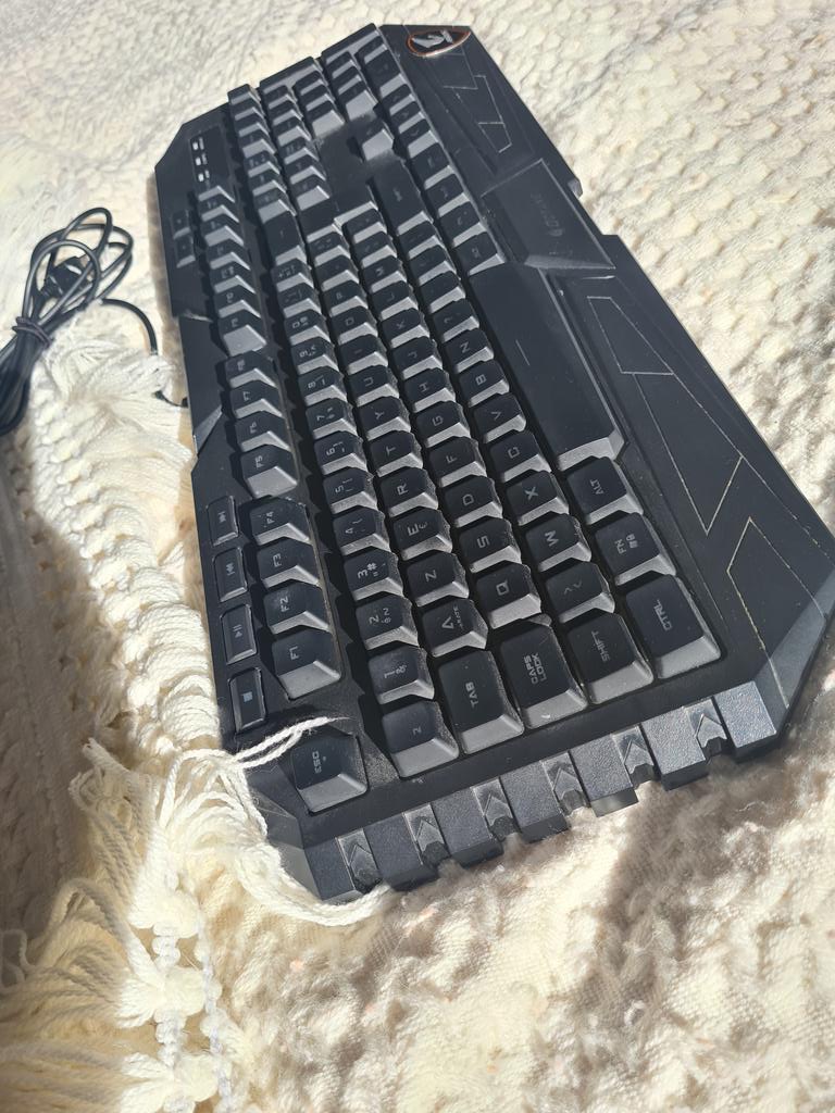 _2Llin_'s tweet photo. Je VENDS mon Clavier à 10e ! Je vous attends en DM si ca vous intéresse ! 

Sinon je vous met mon lien Vinted : 😁🌷
https://t.co/3fICo2QEU9

RT aprécié merci ! 😊 #GamingSetup #Clavier #gaming #Vinted https://t.co/XxIqTKIAXC