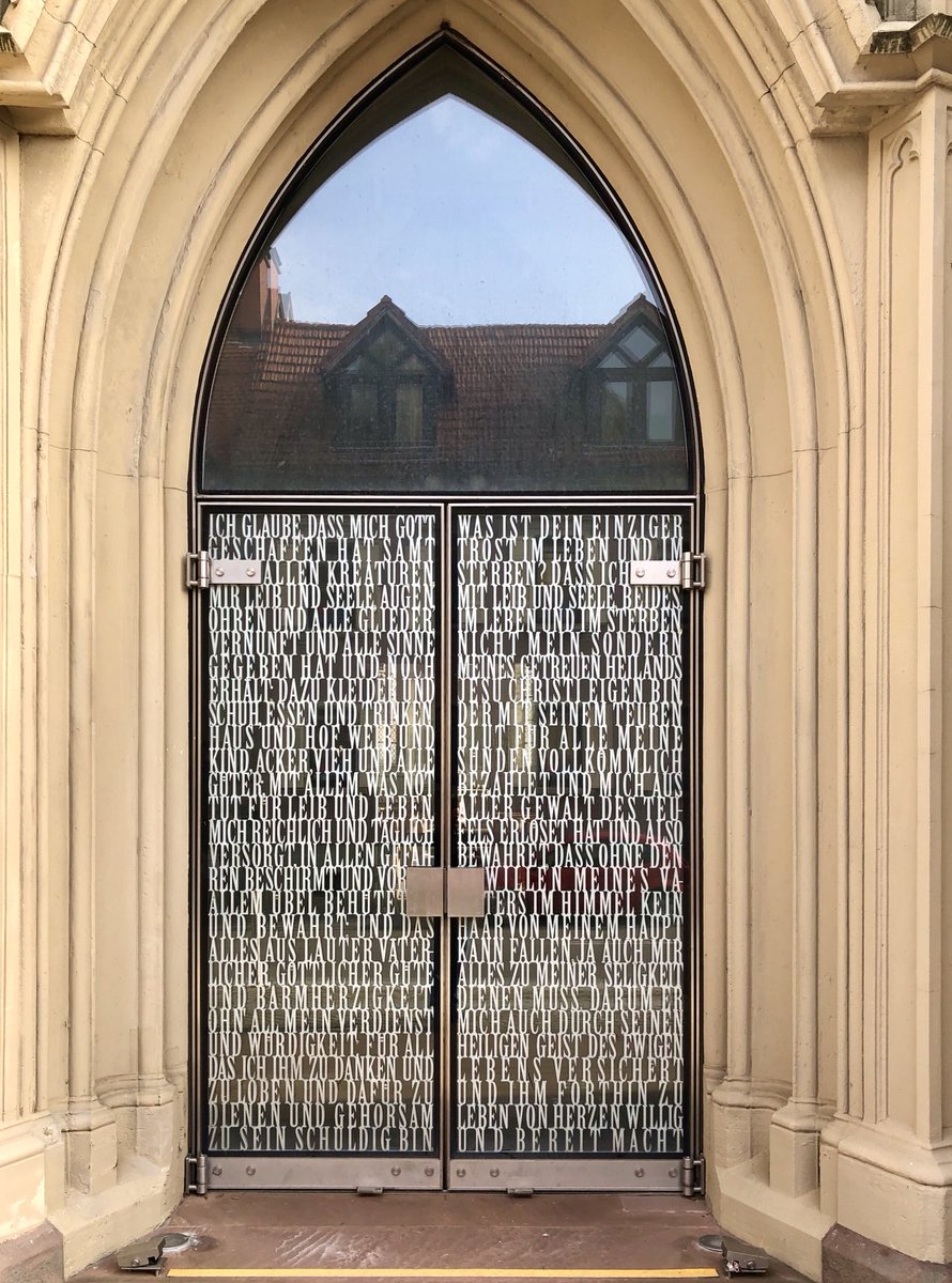 glaubeweiter's tweet photo. #Buß + #Bettag #Stadtkirche #Walldorf #Portal Links: #Luthers #KleinerKatechismus „Ich glaube, daß mich Gott geschaffen hat samt allen Kreaturen..“ Rechts #Heidelberger Katechismus „Was ist dein einziger Trost im Leben und im Sterben? …“ Schlag d.Texte doch mal nach. #LohntSich https://t.co/bd4KWQaMiS