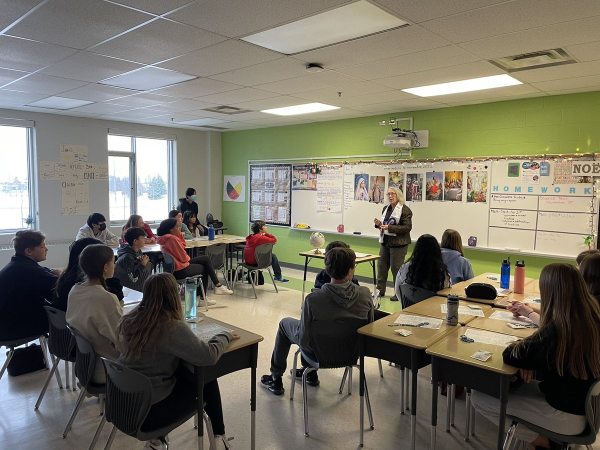 fi_mme's tweet photo. This morning we welcomed Mrs. Ralph with @TheRosaryAposto. โ๏ธ๐๐ป #DCDSBFaith https://t.co/2pEwFJ0KM1