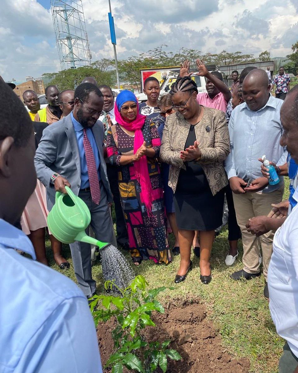 StanChartKE's tweet photo. Today, staff members led by our Head of Branches, Distribution &amp; Employee Banking Joan Okello, joined the Kisumu County Governor Prof. Anyang’ Nyong’o in officially launching the Kisumu Citywide Greening Initiative. (1/2) https://t.co/g6MuSue2ae