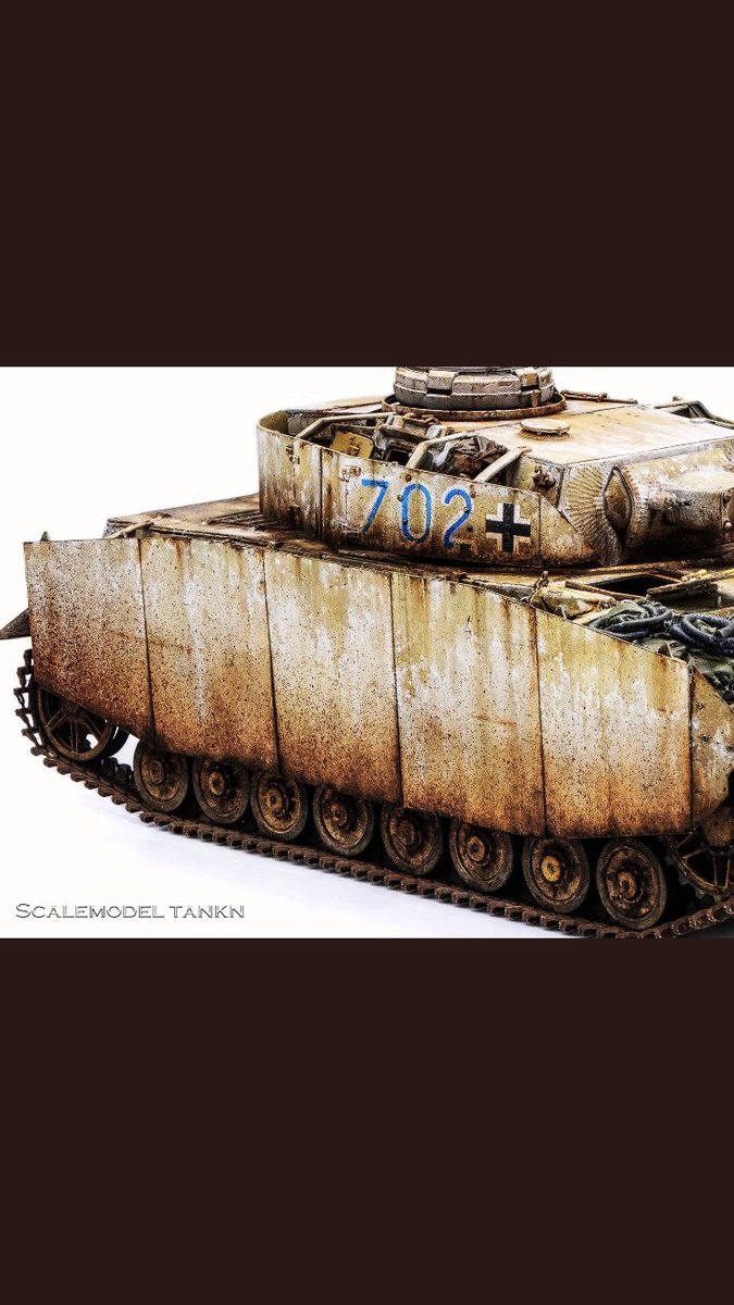 Does anyone know how the effect on the skirts was done here? Specifically the white and yellow colors. The method for darker colors streaks and splatters I figured out, but I can’t tell how the white/yellow effect was achieved