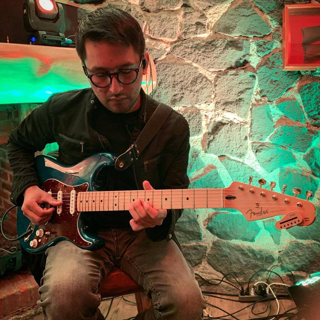 RubenMusic_Mx's tweet photo. Ghost in the Room, disponible en todas las plataformas digitales.
Escúchala (link in bio)
#musician #musicosmexicanos #guitarristasmexicanos #fenderstratocaster #fenderguitars #bkaudio #photooftheday https://t.co/XcXG5If3cT https://t.co/VSJWIvXH5i