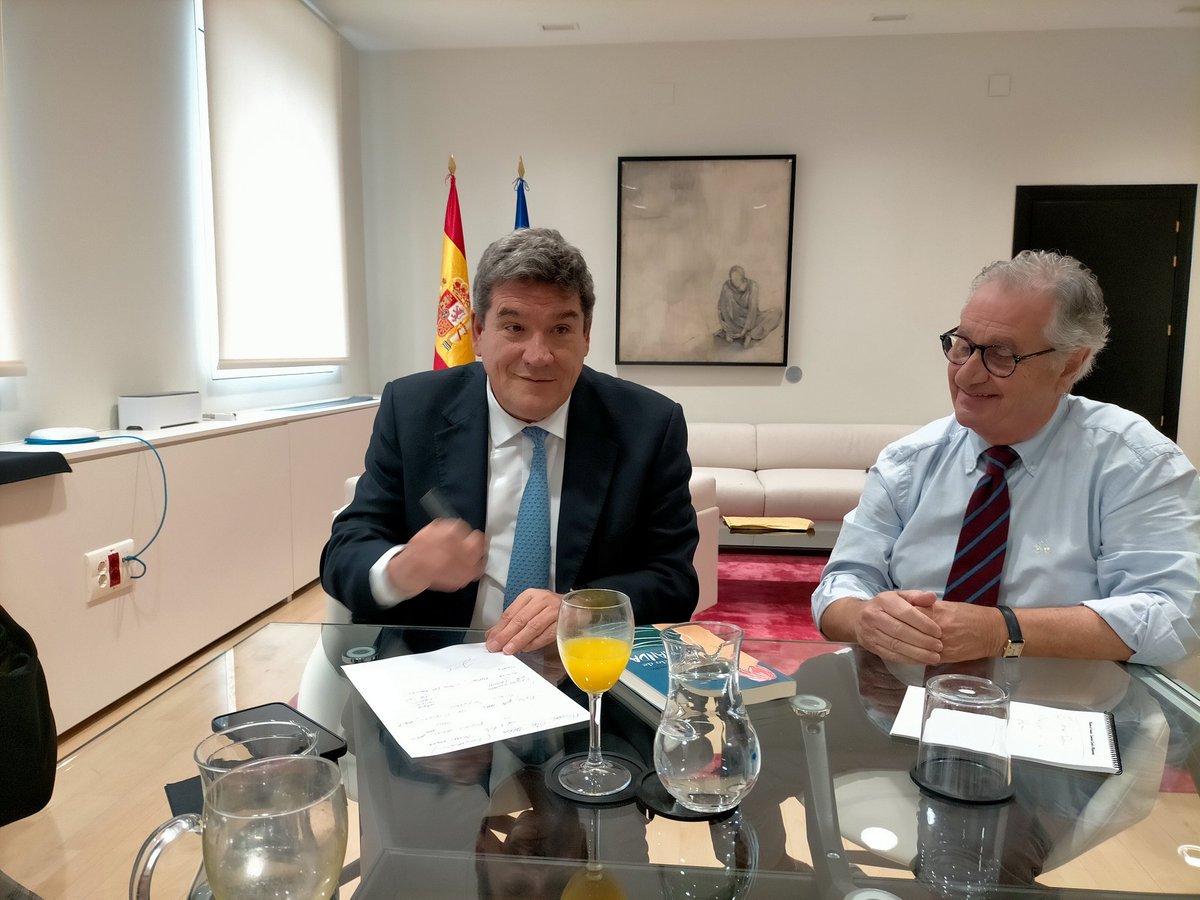 Patricemorcillo's tweet photo. Con José Luis Escrivá, además de buen ministro, buen lector. https://t.co/gaa1lVgjTh