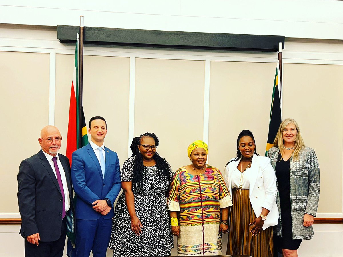 Siviwe_G's tweet photo. The Speaker presided over the swearing in of our new MPs. It’s pretty special sharing this moment with them as their Chief Whip

So easy to become jaded in politics. Seeing MPs take their oath of office with sincerity; reminded me why we do what we do - in service of others 😊 https://t.co/CVuGcBTPUC