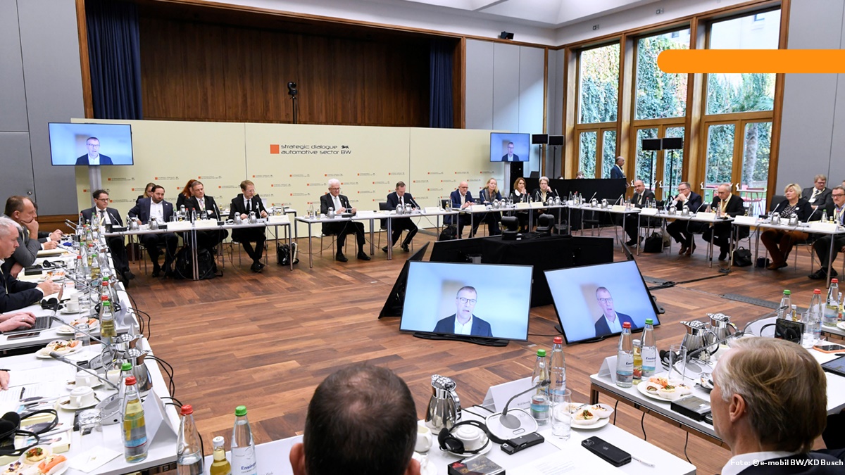 EnBW's tweet photo. „E-Mobilitätsanbieter brauchen schlankere Förder- und schnellere Genehmigungsverfahren sowie mehr Flächen, und weniger technische & regulatorische Vorgaben – auch im Sinne aller E-Autofahrer*innen in Europa." #EnBW-CEO Andreas Schell beim #sdabw. Mehr: https://t.co/KdNKY2GoUP https://t.co/y945GYRMYA