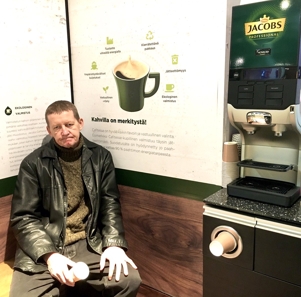 Ostokset sujuivat <a href="/Kcitymarket/">K-Citymarket</a> Ruoholahti #parkinsonintauti huolimatta, kun kaupasta löytyi kahvinurkkaus. Myös #omaishoitaja virkistyi kahvista. #esteettömyys #penkki #istumapaikka