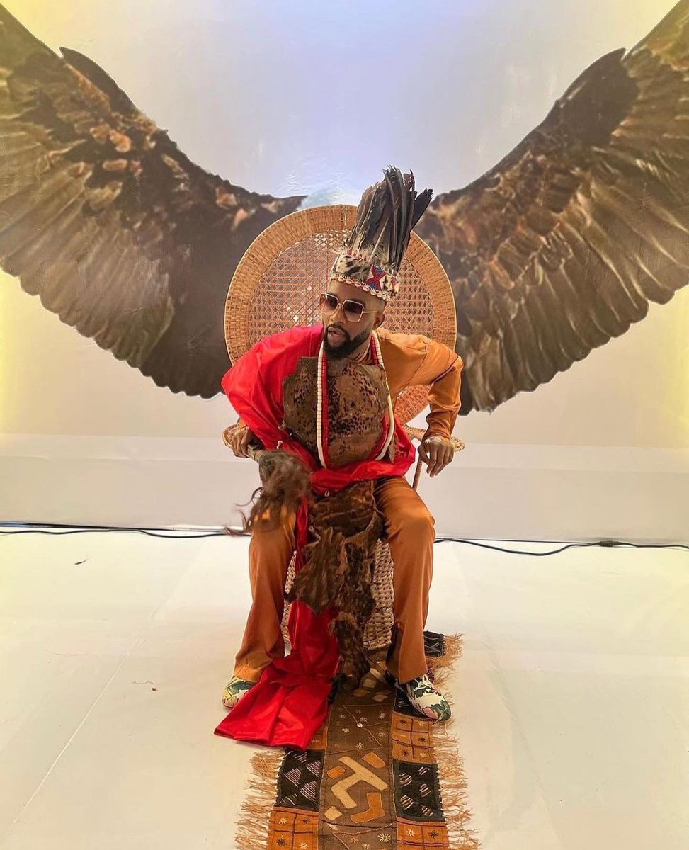 CONGOLISATION01's tweet photo. L'aigle @fallyipupa01 intronisé comme « PRINCE 🤴 » de la culture EKONDA et ANAMONGO aujourd'hui à Kinshasa.

TWEET : Fally Ipupa vient de s'associer à ses ancêtres de la plus belle des manières. C'est comme ça qu'on devrait couronner nos ambassadeurs culturels ✍🏼 : PONS M. https://t.co/QmpTnFCIFj