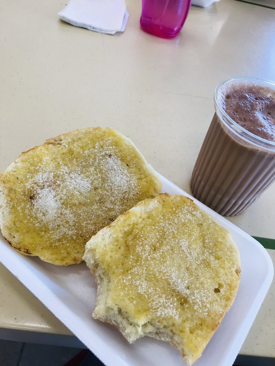LibDePaz's tweet photo. La neta, ya traía ganas de un rico mollete con mantequilla🫣 , estuviera mejor con lechera o mermelada de fresa 🍓 @ryshardsc https://t.co/t7m5qfTGxw