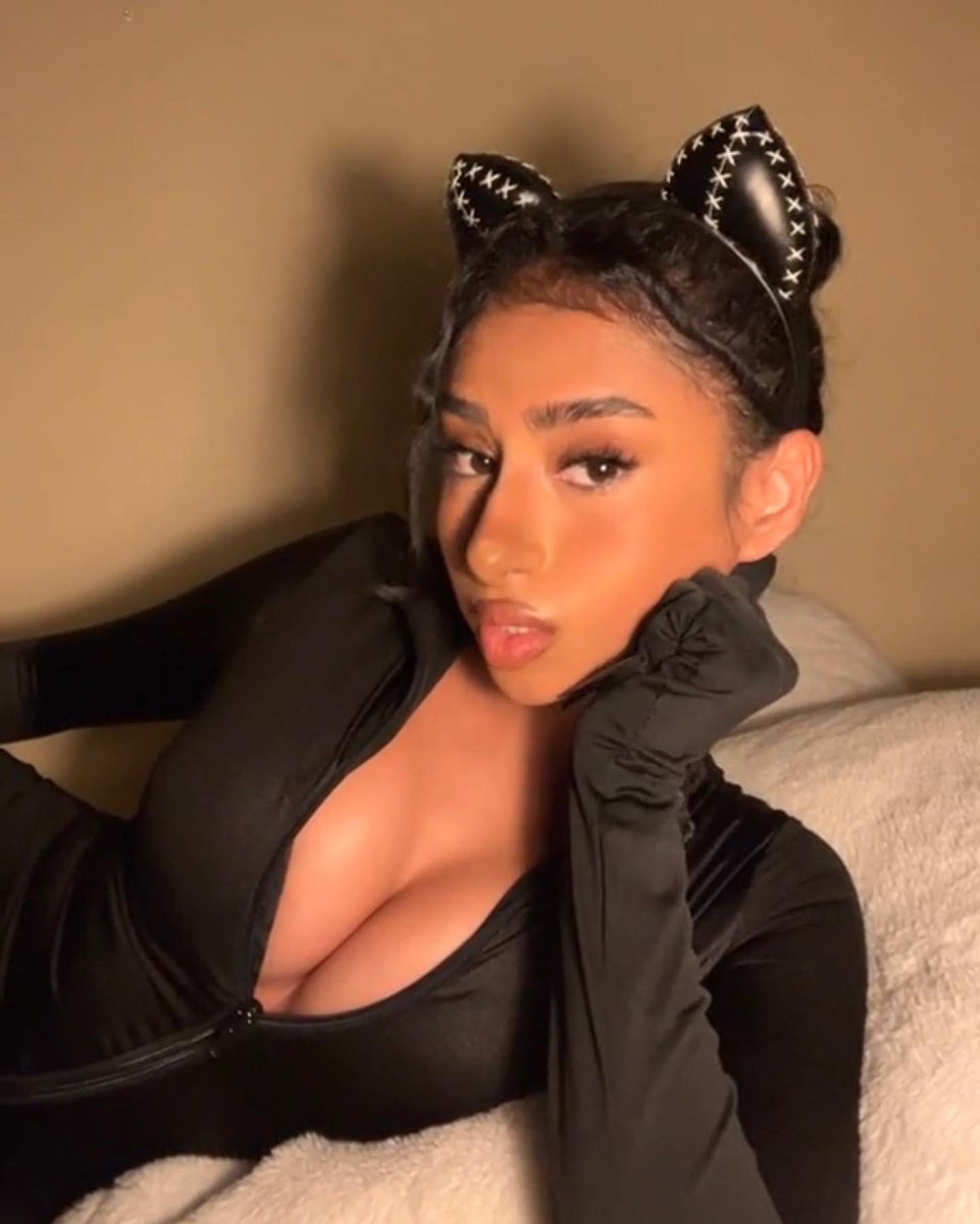 KaniRosi's tweet image. My inspo for my halloween costume. Not a huge fan of NFTs but these will forever be sick. Made by @McFlyy @BFTFIV and join their discord for a chance to snag your own #FemmeFatale NFT