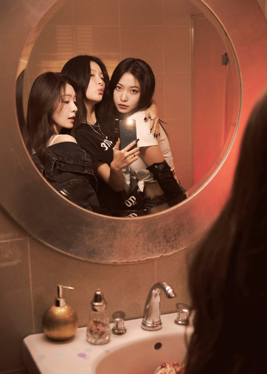 Yeerim's tweet photo. Red Velvet's three musketeers are all showing off their extreme zeal. They appear to be very prepared for this ‘Birthday’ based on the mirror selfies they take and the pricey lipstick they use to smudge on the glass. As well as the cake they had on hand for the occasion. https://t.co/txSFzL3Xay