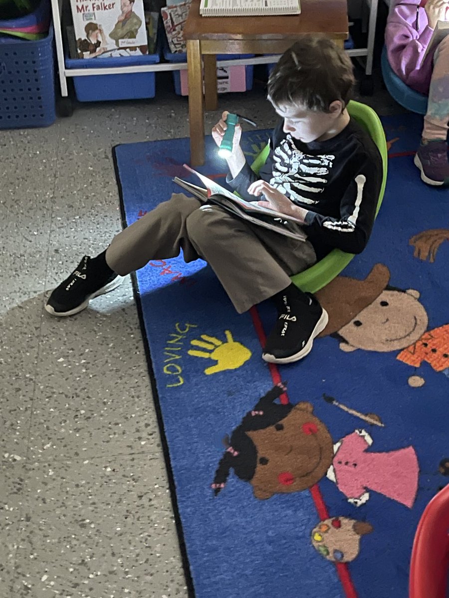 valentoure's tweet photo. Reading in the dark is so fun! ⁦@SipleySchool⁩ ⁦@Woodridge68⁩ https://t.co/lhg0vqljjr