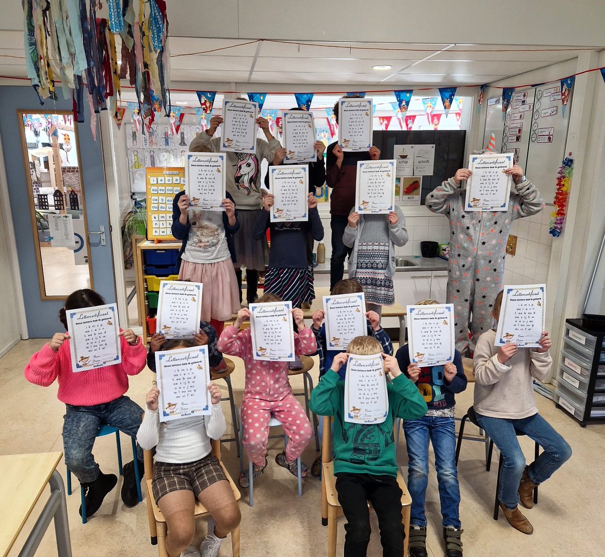 Vandaag heeft groep groen een letterfeestje gevierd omdat zij alle letters hebben geleerd. kinderen hebben een diploma gekregen. speurtocht en letterbingo gedaan, kinderchampagne om mee te proosten. Hard gewerkt en heel goed gedaan! #onderwijs #soest #samen