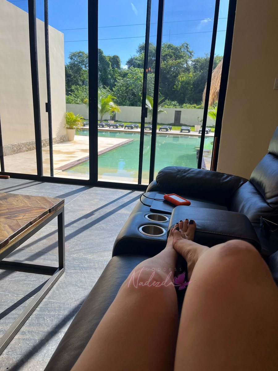 GoddessNadezda's tweet photo. Debating if I should turn My phone lines on. #WickedRetreat https://t.co/KDSPbrWS4o