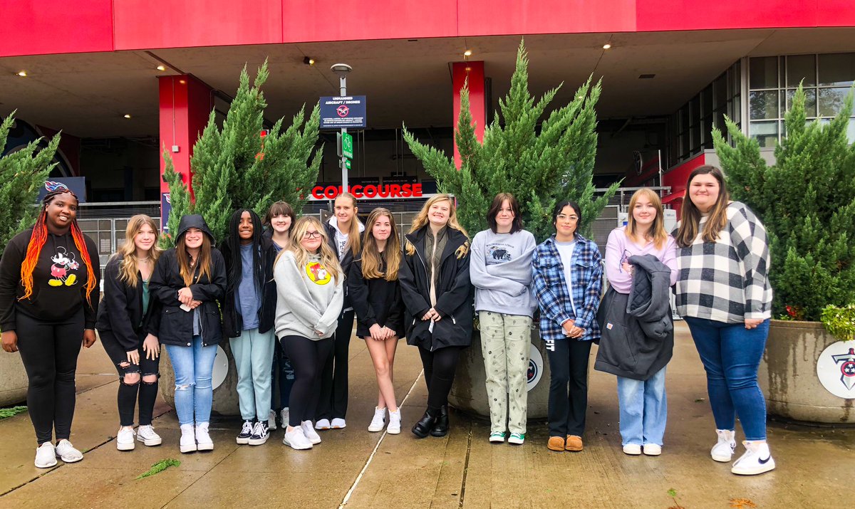 scbracy's tweet photo. Siegel High School FCCLA had a great day at the Tennessee Titans Learning Lab! @CteSiegel @SiegelHighStars #TitansLL https://t.co/BtBkvPjJlR