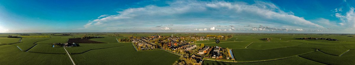 Welk dorp ligt hier heerlijk in de zon? Klik op de foto want het is een panorama drone shot 📸