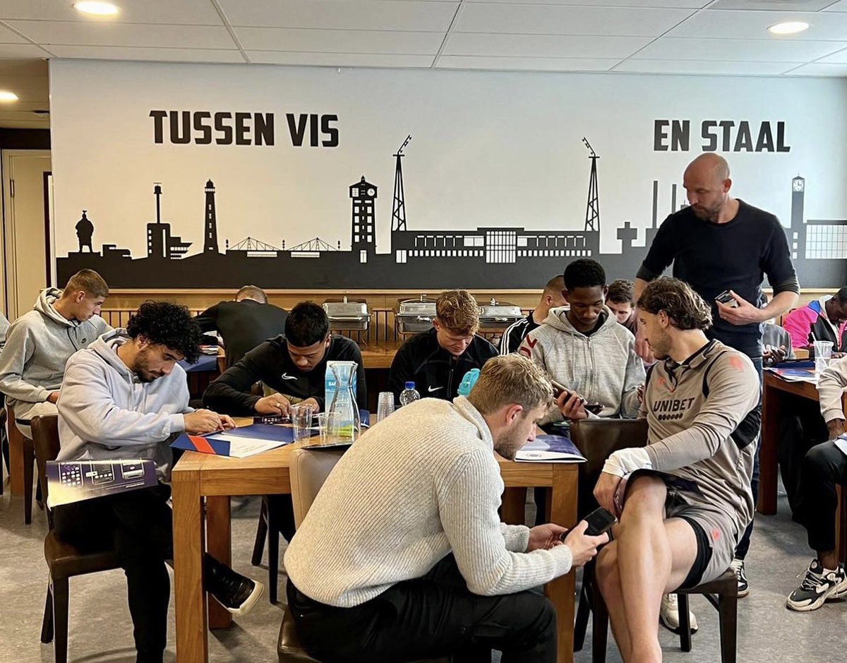 spelersvakbond's tweet photo. Mooi bezoek aan Telstar gister om de VVCS Red Button App te introduceren!
Arjan Ebbinge: “De spelers waren enthousiast. Met name de laagdrempeligheid voor het melden van matchfixing sprak hen aan…”
#redbuttonapp #VVCSRedButtonAppTour #WitteLeeuwen
⚽️📱💫🚗💨 https://t.co/OpK6oy9nms