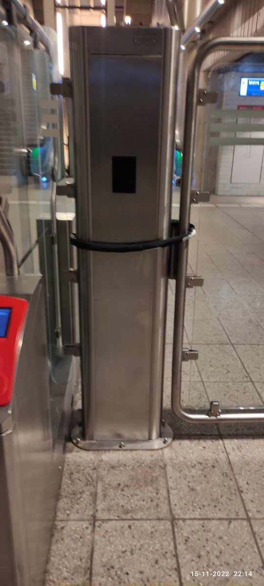 _ItsMeWIM_'s tweet photo. @GVB_klanten ik zie dit op meerdere stations gebeuren, nou snap ik dat mensen proberen niet te betalen maar kettingsloten op de nooduitgangen is toch niet hoe je dit zou moeten oplossen. 
@AmsterdamNL @brandweer @AT5 @POL_Amsterdam https://t.co/a9G2Krfeux