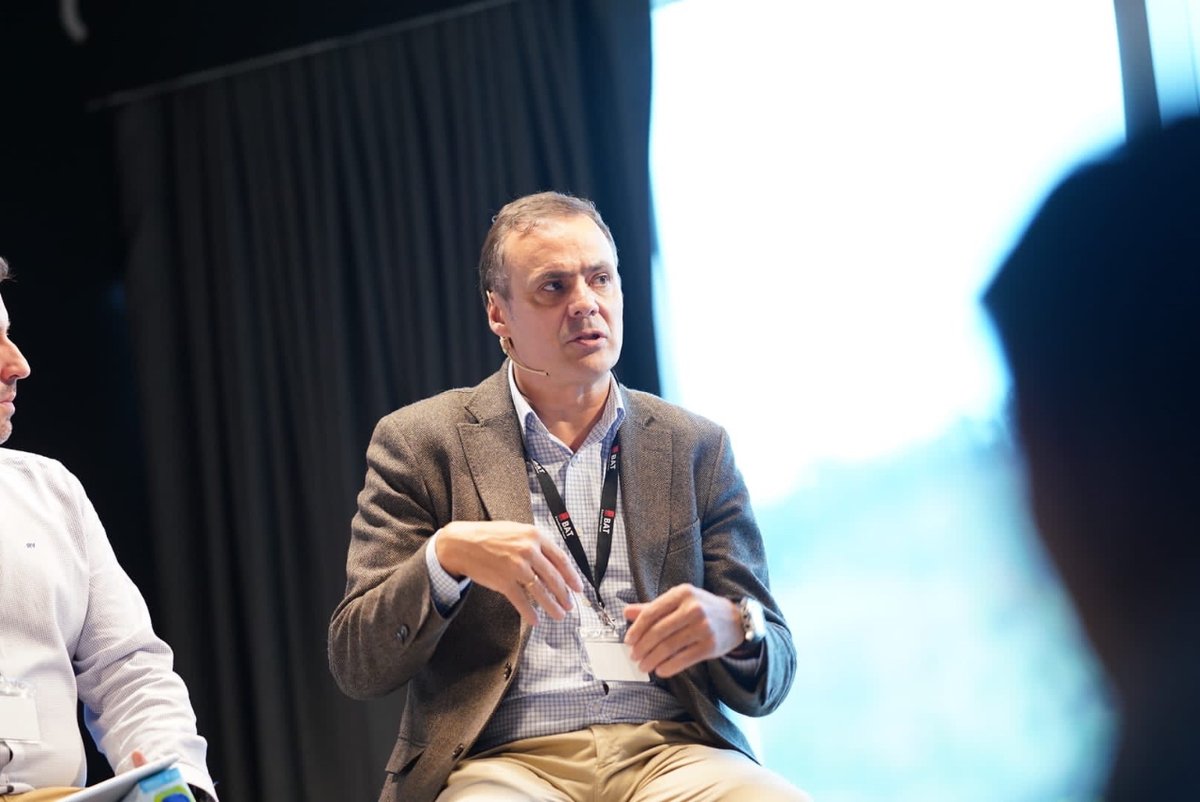 DOKSummitBilbao's tweet image. Hemos terminado en el Palacio Euskalduna, pero #LibreCon2022 sigue en la Torre BAT.
Han comenzado las actividades de la tarde: mesas redondas y los Premios LibreCon2022