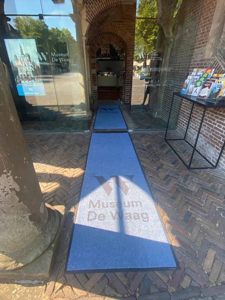 ADLogoMat's tweet photo. De winter is begonnen. Museum De Waag in Deventer kiest voor A&amp;D Logomat. 2 lopers voor bij de entree. De deurmatten hebben een stevige rubberen rug voor een goede stabiele ligging en een kunstgras uiterlijk voor een perfecte schoonloopresultaat
#buitenmat #binnenmat #facilitair https://t.co/xWU2JI3Jod
