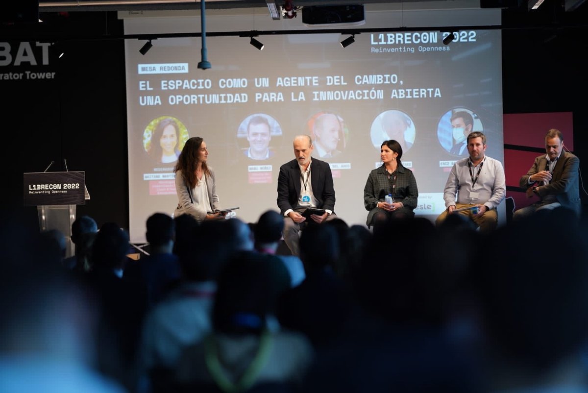 DOKSummitBilbao's tweet image. Hemos terminado en el Palacio Euskalduna, pero #LibreCon2022 sigue en la Torre BAT.
Han comenzado las actividades de la tarde: mesas redondas y los Premios LibreCon2022