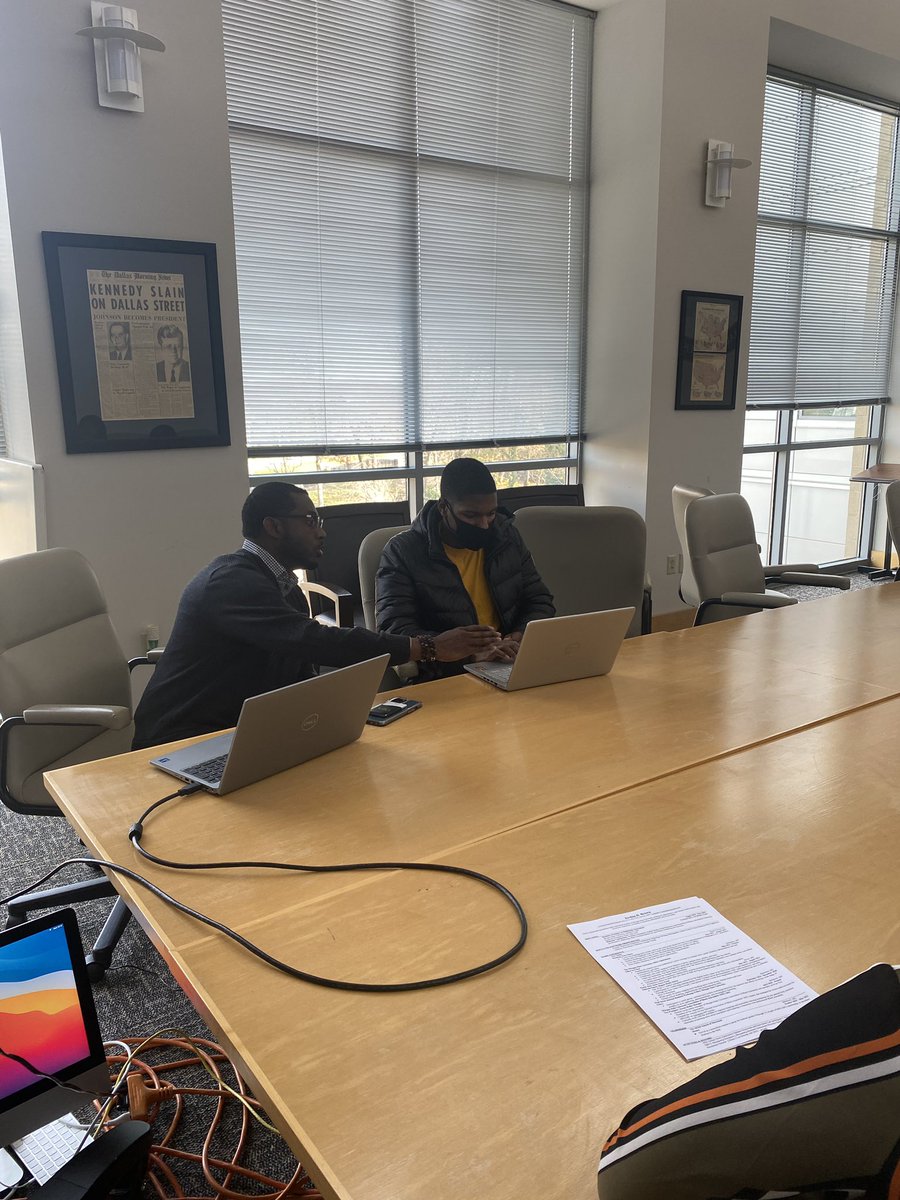 msu_newmedia's tweet photo. Great opportunity to meet face-to-face with recruiters and editors from the Baltimore Banner. Dean Emeritus Wickham is working to build a relationship with the Baltimore Banner and Morgan State University! 📰🐻 
#CMMSI #MorganStateUniversity #SGJCMSU https://t.co/9C9QVVMKiT