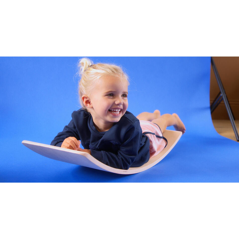 ¿Buscas un regalo diferente para niños entre 1 y 6 años? Echa un vistazo a la tabla de equilibrio de @DecathlonES Sigue la filosofía #Montessori y ayuda al desarrollo psicomotor de los más peques 👶🏼👧🏼👦🏻
