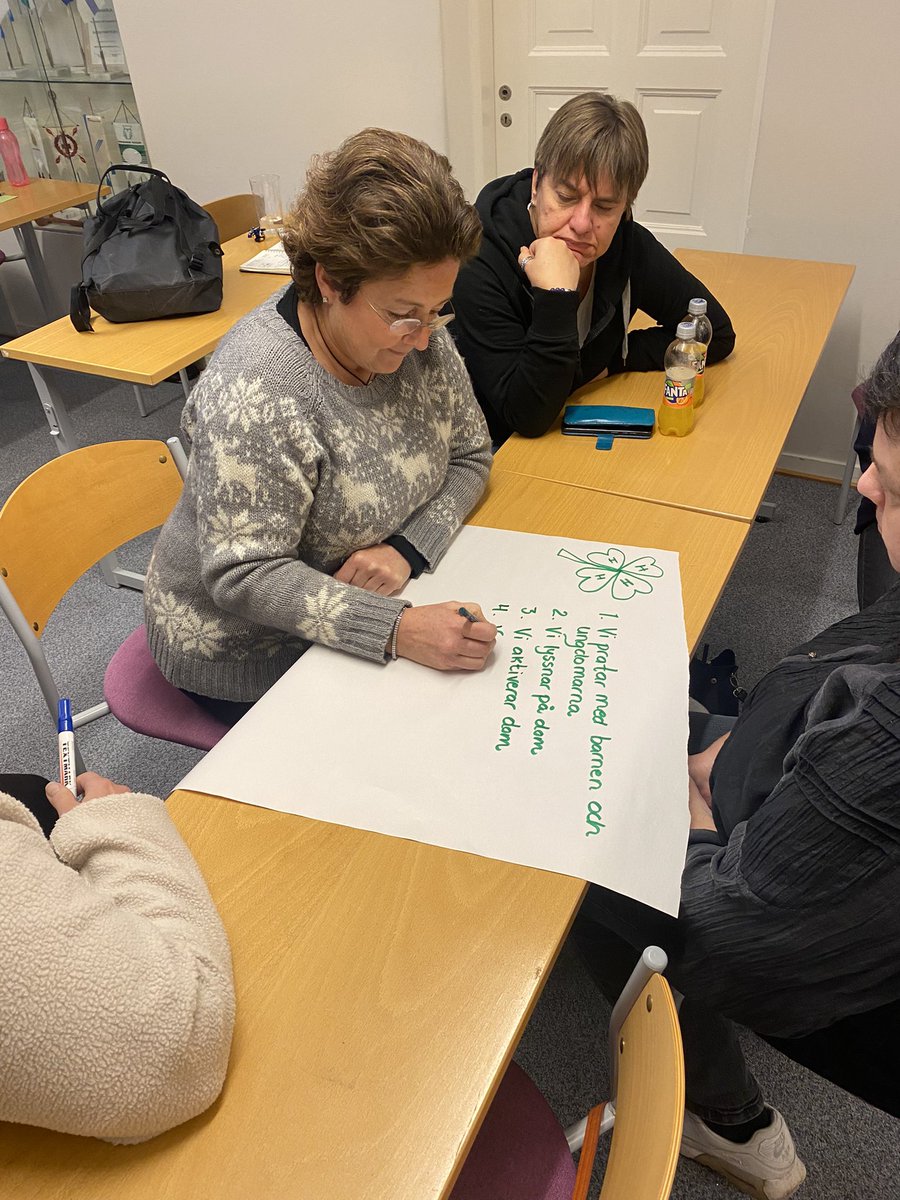 #4Hutbildningsdagar drar igång med @robban_rob från Förbundsarenan om finansieringsmöjligheter för föreningar och <a href="/JennyVilen/">Jenny Vilén</a> från <a href="/Folkhalsan/">Folkhälsan</a> om hur bemöta ungas psykiska hälsa och ohälsa. Viktiga ämnen för #4Hföreningar 🍀 #fs4h #ungasvälmående #Viär4H