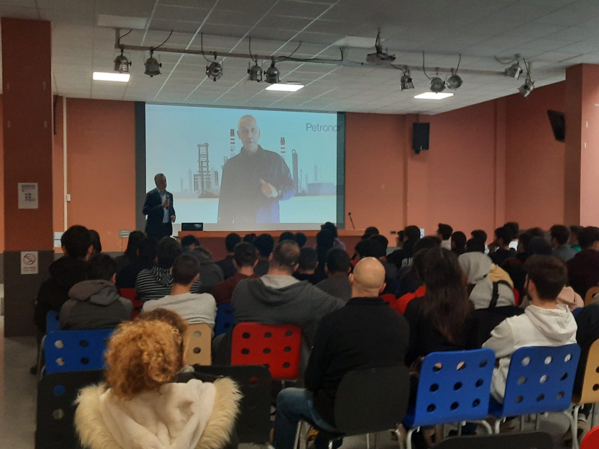 WorkLanBizkaia's tweet photo. Hoy en @CFSomorrostro presentando los retos de la 3ª edición de #WorkLanSocialLab Reto @Petronor_Info: diseño de vehículo móvil eléctrico para servicio de destrucción de información sensible. Reto @ArtecheGroup: programa de sensibilización para acercar a las jóvenes estudiantes https://t.co/JE3hSqfOF3
