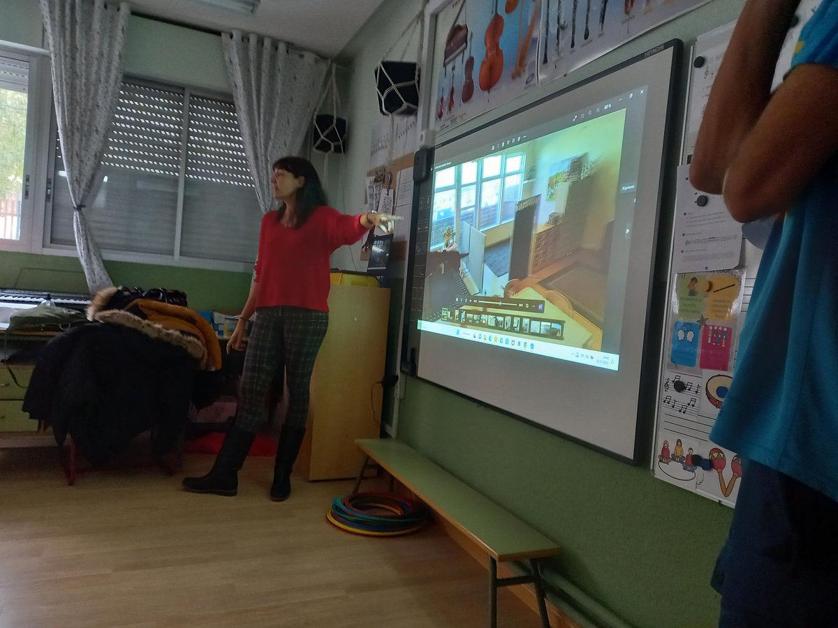 Fco_Quevedo's tweet photo. Seguimos formación de las movilidades de nuestro proyecto internacional #SOSOLVER. Ideas para trabajar y mejorar nuestro colegio. Seguimos mejorando.
#internacionalización
#sosolver https://t.co/5LGhXn4ByD