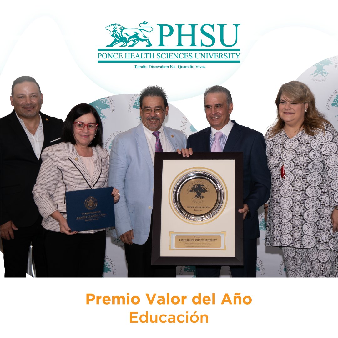 PonceHealthSU's tweet photo. La @CamaraSur otorgó a Ponce Health Sciences University, el Premio Valor del Año en el área de la Educación por las ejecutorias y alcance en la comunidad para el bienestar social y económico del país. #PHSU continuará su compromiso con el bienestar de nuestro país. 🦁🧡 https://t.co/2POyOlujFA