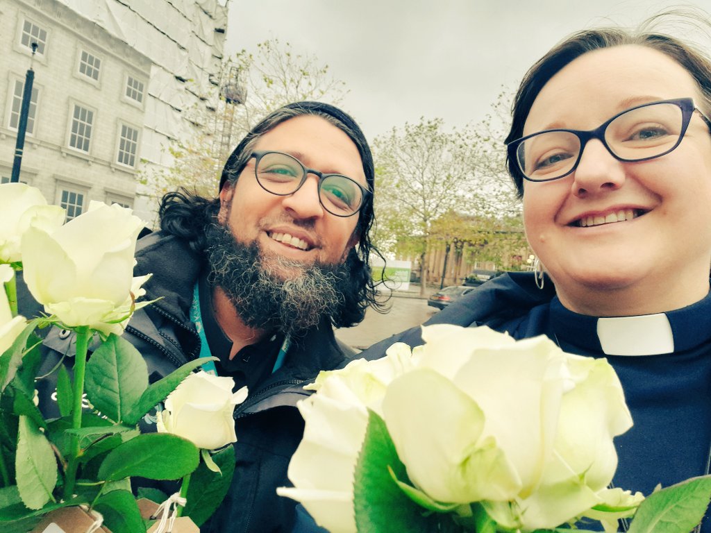 Another awesome #InterFaithWeek day in #Huddersfield Thank you to volunteers & @KirkleesCI for all your input. Smiles on faces in George Square as we shared #Rosesforpeace  @muhmdibneahmd @IFWeek @LeedsCofE
