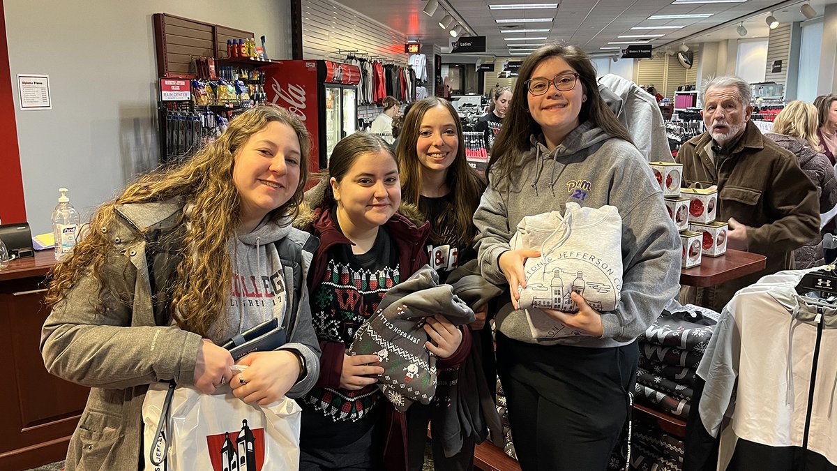wjcampusstore's tweet photo. Thank you to everyone who showed up for yesterday's #HolidaySale! We enjoyed making some #HolidayMagic together before we close for Thanksgiving Break next week ❤️🖤
#PrezPride #FoundedHere #HappyHolidays #UglySweater #CookieTray https://t.co/CNqTyYbhHF