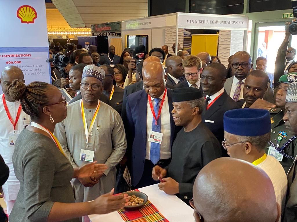 Worth sharing
#NES28
SNEPCo MD Elohor Aiboni receives the 🇳🇬 VP, outgoing #NESG Chairman, Mr Asue Ighodalo, with <a href="/Shell_Nigeria/">Shell Nigeria</a> Country Chair Osagie Okunbor, CEO Nig LNG Dr Philip Mshelbila and the GM Business Relations Bashir Bello @ #ShellBooth