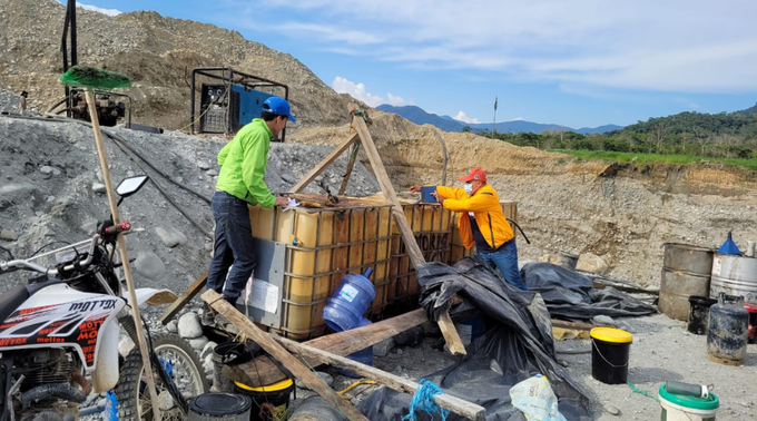 CafeRadioEc's tweet photo. 🔴📻 #Zamora
La @ARC_EnergiaEc y efectivos de las @FFAAECUADOR ejecutaron operativo de verificación de cumplimiento de normativa minera, en sector #Chamico, #Cumbaratza. Se encontró frente de explotación abandonado (campamento), 2 clasificadoras tipo Z y 2 excavadoras. https://t.co/kWe9GOXMmp